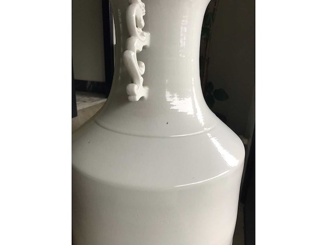 Large blanc de chine ceramic vase. 90cm high. - afbeelding 34 van  34