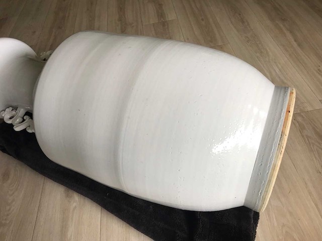 Large blanc de chine ceramic vase. 90cm high. - afbeelding 7 van  34