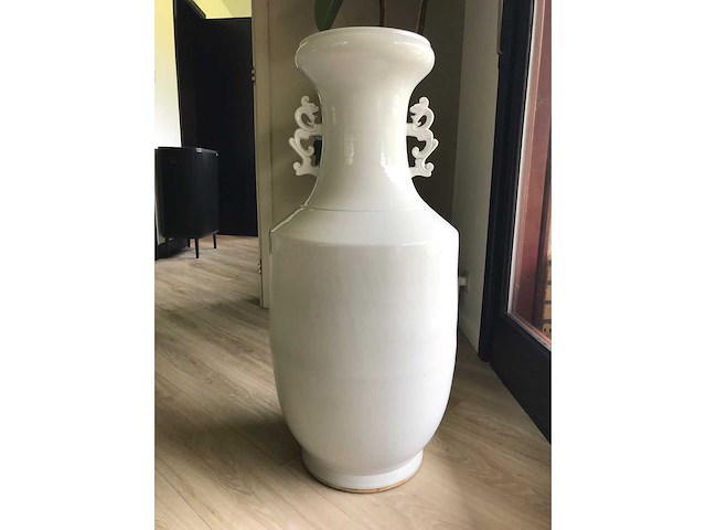 Large blanc de chine ceramic vase. 90cm high. - afbeelding 1 van  34