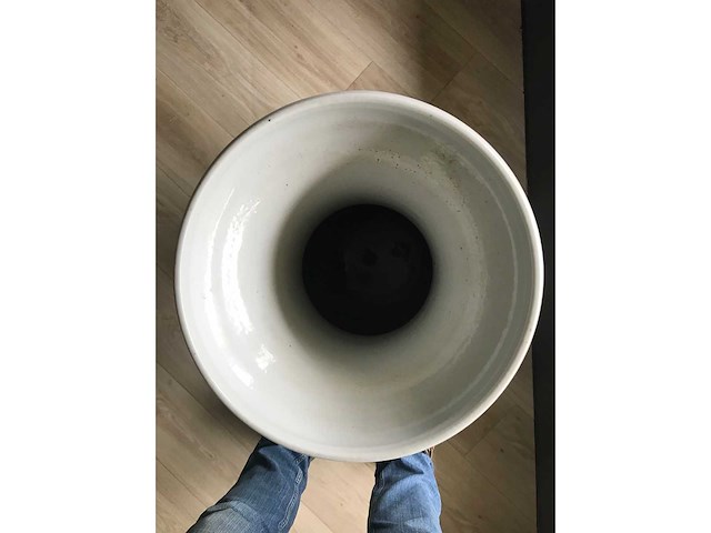Large blanc de chine ceramic vase. 90cm high. - afbeelding 14 van  34