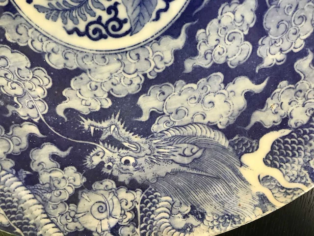Large blue white phoenix dragon japanese porcelein plate - afbeelding 22 van  26