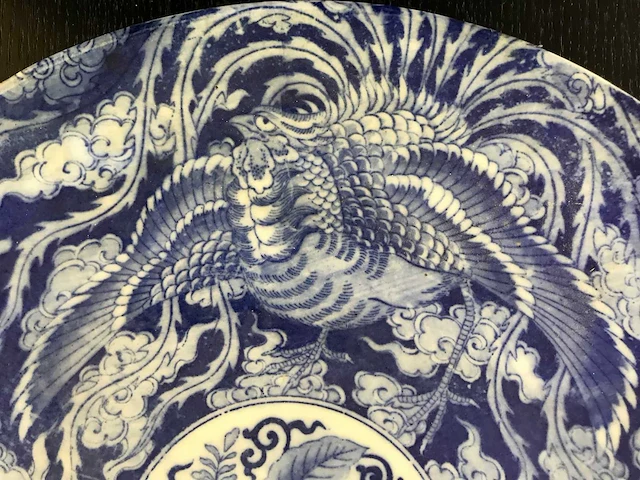 Large blue white phoenix dragon japanese porcelein plate - afbeelding 23 van  26