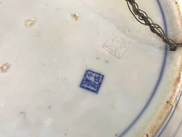 Large blue white phoenix dragon japanese porcelein plate - afbeelding 26 van  26