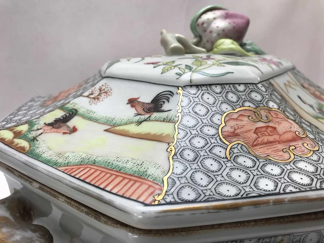 Large chinese hexagonal tureen with peach-shaped lid with tray - afbeelding 2 van  49