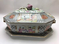 Large chinese hexagonal tureen with peach-shaped lid with tray - afbeelding 1 van  49
