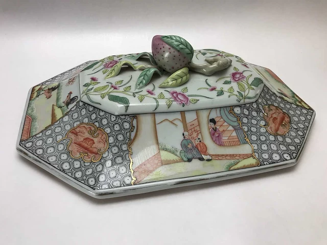 Large chinese hexagonal tureen with peach-shaped lid with tray - afbeelding 15 van  49