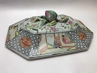 Large chinese hexagonal tureen with peach-shaped lid with tray - afbeelding 15 van  49