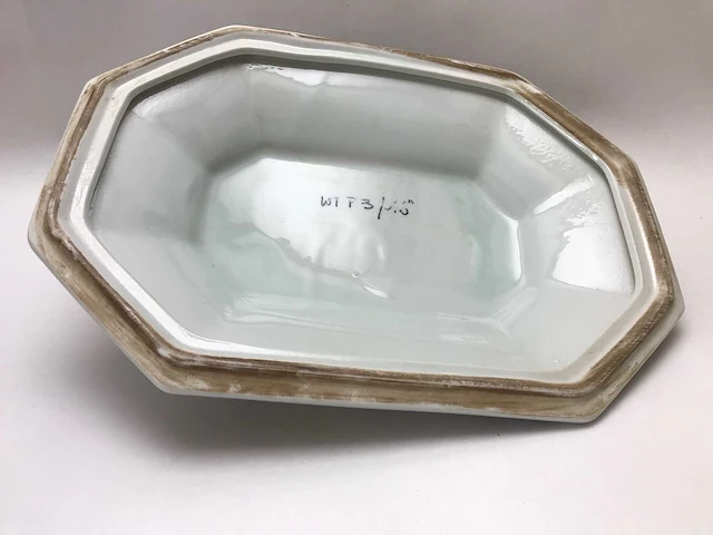 Large chinese hexagonal tureen with peach-shaped lid with tray - afbeelding 16 van  49