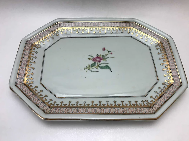 Large chinese hexagonal tureen with peach-shaped lid with tray - afbeelding 29 van  49
