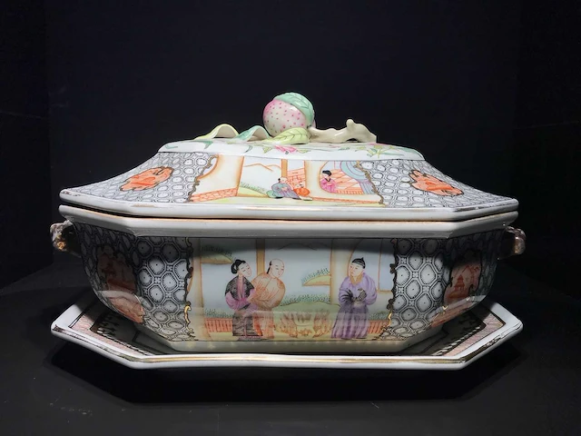 Large chinese hexagonal tureen with peach-shaped lid with tray - afbeelding 35 van  49