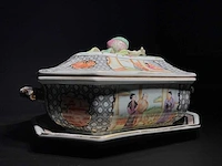 Large chinese hexagonal tureen with peach-shaped lid with tray - afbeelding 36 van  49