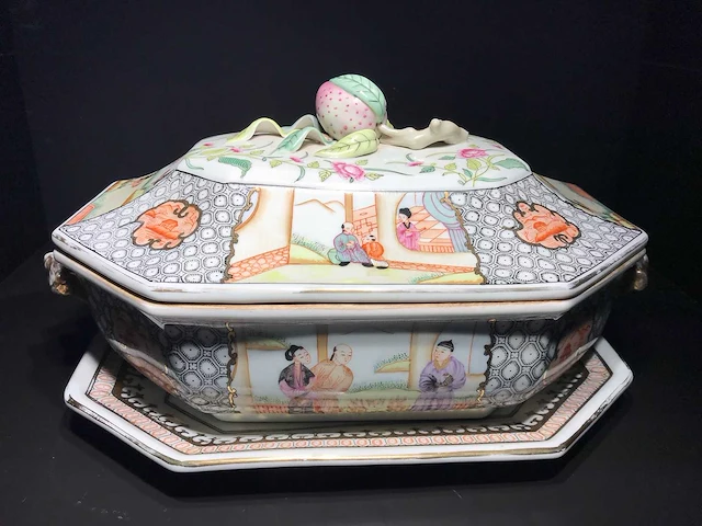 Large chinese hexagonal tureen with peach-shaped lid with tray - afbeelding 37 van  49