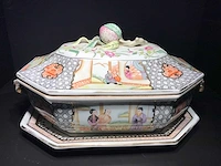 Large chinese hexagonal tureen with peach-shaped lid with tray - afbeelding 37 van  49
