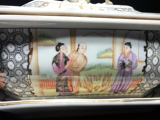 Large chinese hexagonal tureen with peach-shaped lid with tray - afbeelding 38 van  49