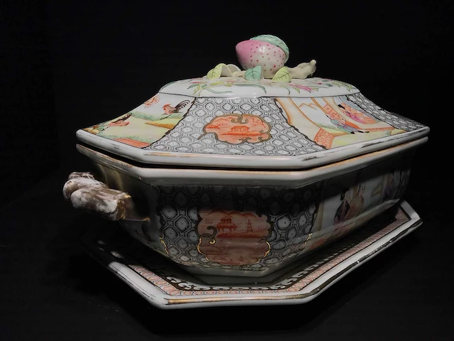 Large chinese hexagonal tureen with peach-shaped lid with tray - afbeelding 39 van  49
