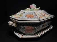 Large chinese hexagonal tureen with peach-shaped lid with tray - afbeelding 39 van  49