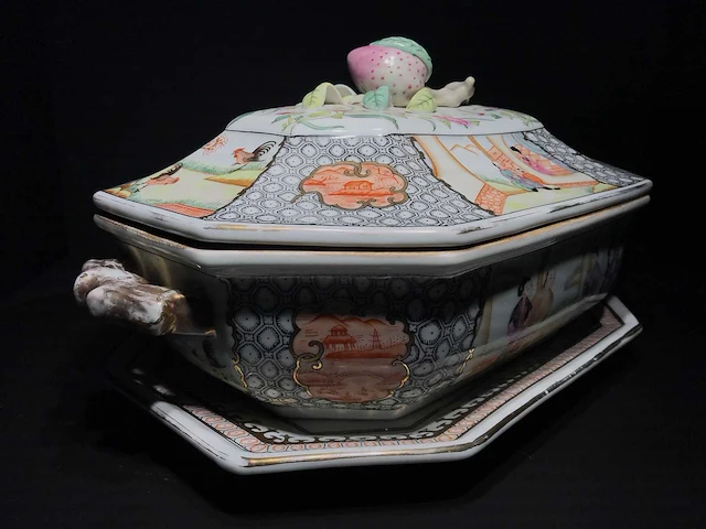 Large chinese hexagonal tureen with peach-shaped lid with tray - afbeelding 40 van  49