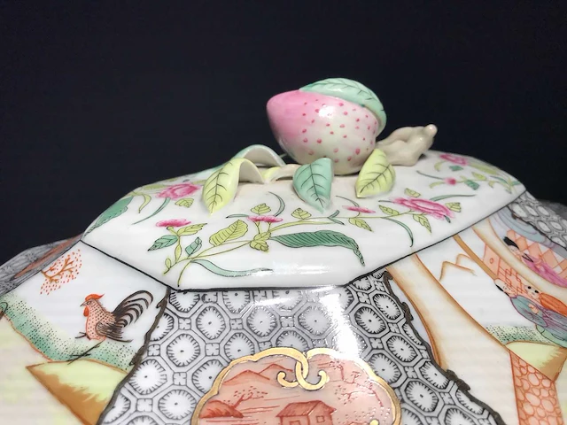 Large chinese hexagonal tureen with peach-shaped lid with tray - afbeelding 41 van  49