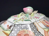 Large chinese hexagonal tureen with peach-shaped lid with tray - afbeelding 41 van  49
