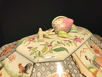 Large chinese hexagonal tureen with peach-shaped lid with tray - afbeelding 42 van  49