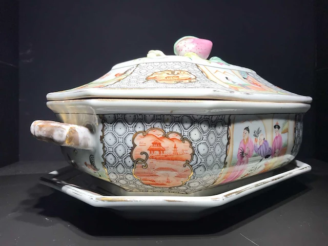 Large chinese hexagonal tureen with peach-shaped lid with tray - afbeelding 43 van  49