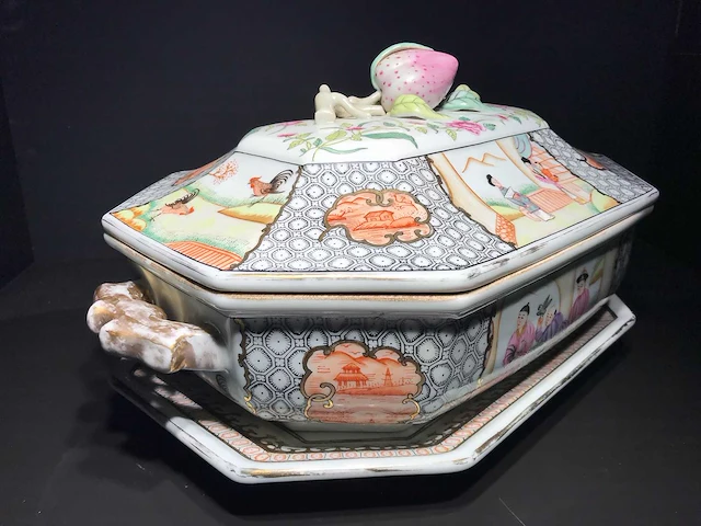 Large chinese hexagonal tureen with peach-shaped lid with tray - afbeelding 44 van  49