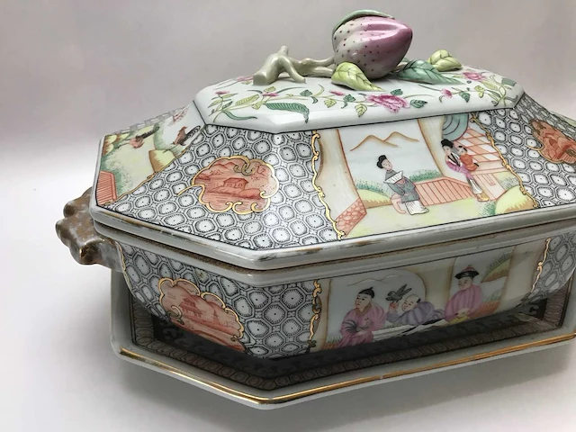 Large chinese hexagonal tureen with peach-shaped lid with tray - afbeelding 45 van  49