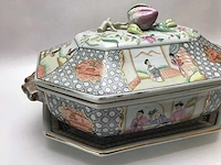 Large chinese hexagonal tureen with peach-shaped lid with tray - afbeelding 45 van  49