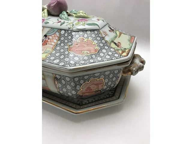 Large chinese hexagonal tureen with peach-shaped lid with tray - afbeelding 47 van  49