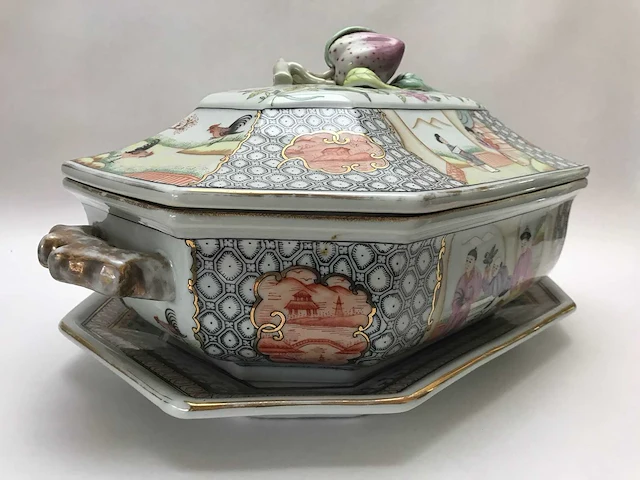 Large chinese hexagonal tureen with peach-shaped lid with tray - afbeelding 49 van  49