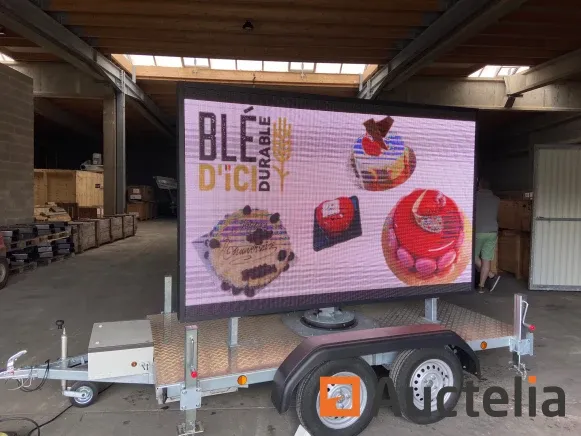 Led scherm op aanhanger, totem, horeca apparatuur