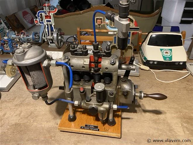 Leermodel doorsnee dieselpomp - afbeelding 1 van  4
