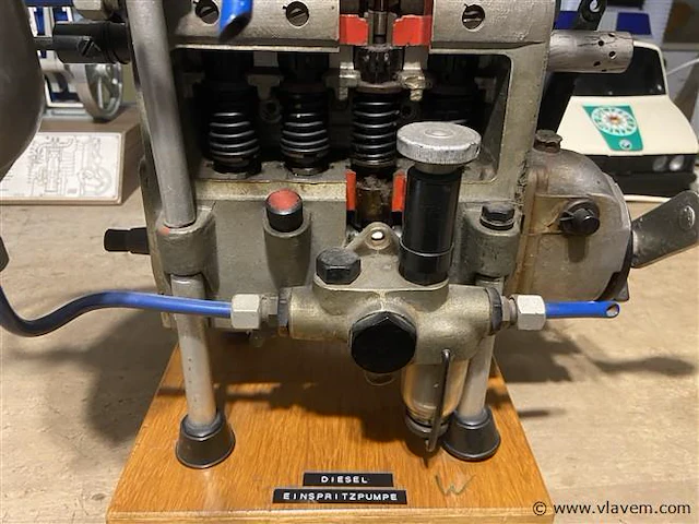 Leermodel doorsnee dieselpomp - afbeelding 2 van  4