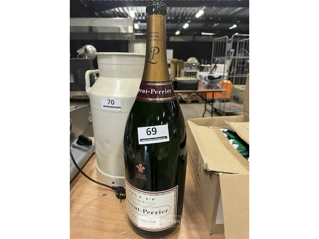 Lege champagnefles laurent perrier - afbeelding 2 van  2