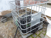 Lege ibc-tankkooi en inhoud - afbeelding 2 van  4