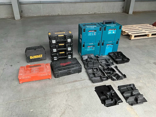 Lege koffers machines - afbeelding 2 van  5