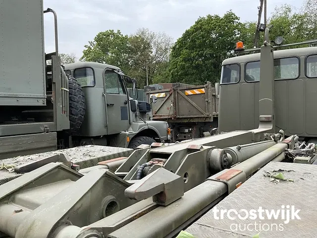 Legertruck met containerhaak - afbeelding 12 van  14