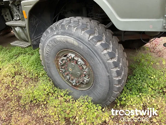 Legertruck met laadkraan - afbeelding 2 van  17