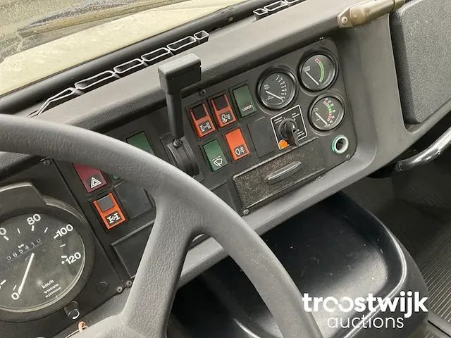 Legertruck met laadkraan - afbeelding 6 van  17