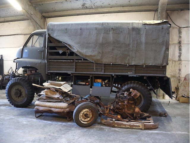 Legervrachtwagen bedford 1952 - afbeelding 12 van  18