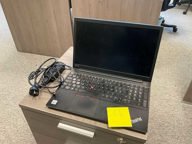 Lenovo e15 laptop - afbeelding 1 van  4