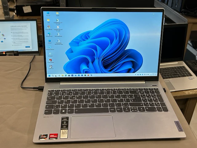 Lenovo laptop - afbeelding 1 van  7