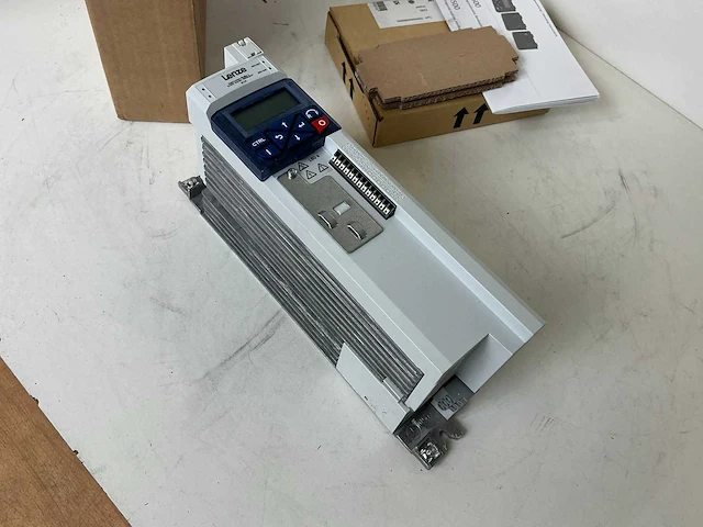 Lenze i510 i51ae215f10v10000s frequentieregelaar - afbeelding 2 van  5