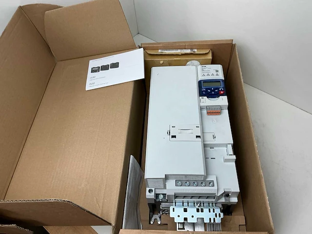 Lenze i550 i55be322f10v10000s frequentieregelaar - afbeelding 1 van  6