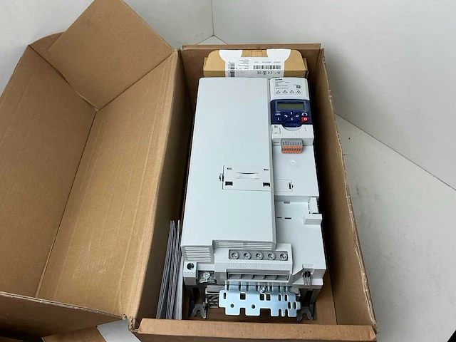Lenze i550 i55be330f10v10000s frequentieregelaar - afbeelding 1 van  8