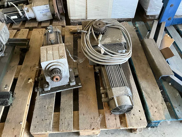 Lenze servomotor (5x) - afbeelding 1 van  6