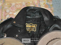 Leren jas en 2 hoeden - afbeelding 2 van  3