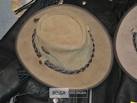 Leren jas en 2 hoeden - afbeelding 3 van  3