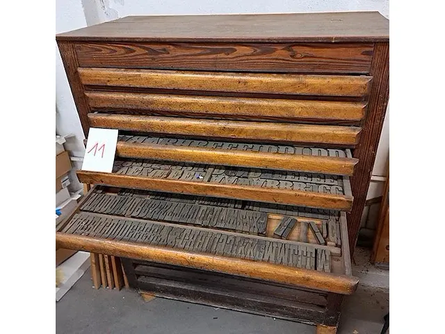 Letterkast met houten letters - afbeelding 1 van  2