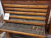 Letterkast met houten letters - afbeelding 1 van  2
